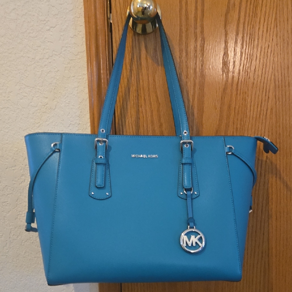 Michael Kors Voyager Tote In Tile Blue
